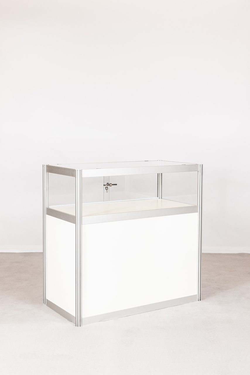 Low showcase lockable
