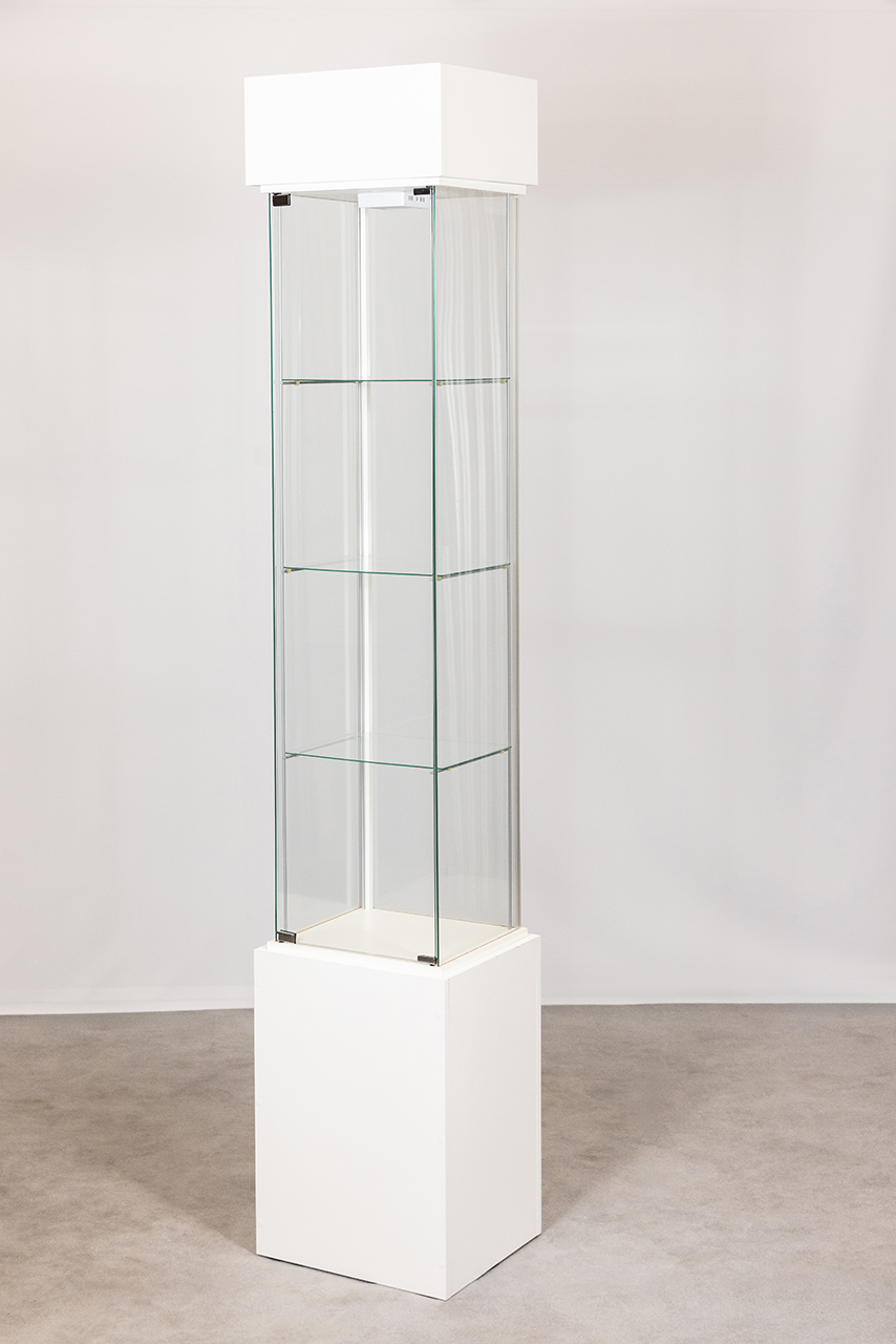 Showcase size 43x37cm, h=250cm, lockable